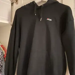 Fila hoodie, XS/S, svart och bekväm💕saknas en detalj på snörningen 