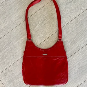 Röd väska - Säljer en röd väska köpt second hand, rymlig och fint skick, köpare står för frakt🍒❣️