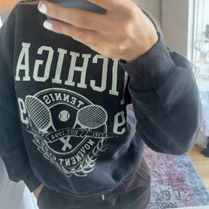 Säljer nu dessa sweatshirts från olika märken, Gina, hm, bikbok☺️ alla för 300kr, enskild för 125kr💕