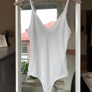 Ribbad body  - Ribbad stilren body. Köpt på Bik Bok men lappen är borta
