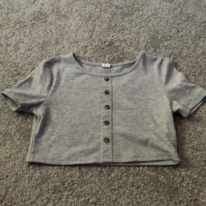 Topp/Tröja - En grå mag eller kort tröja. Nästan aldrig använt💓Den som köper står för frakt😻