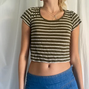 Randig topp - ❗️kontakta innan köp❗️ säljer dennna kroppade tröja med knytning i nacken och ”loose fit”. strl S men funkar även för m och xs. möts helst, skriv privat för detaljer!💕