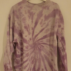 Tiedye sweatshirt  - Fin oversized  tiedye sweatshirt i storlek m som knappt är använd och är i jätte bra skick.