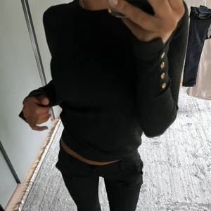 Grå/svart zara tröja  - Säljer min fina nya grå/svarta zara tröja med guldknappar💕 knappt använd och i perfekt skick!!💕🤗 superskönt material
