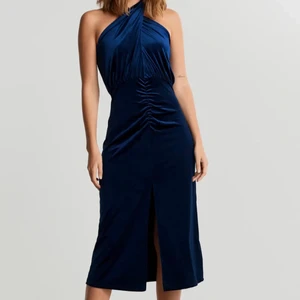 Mona velvet dress - Säljer denna fina klänning från Gina Tricot då jag aldrig haft ett tillfälle att använda den. Det går att spänna banden så mycket man vill då man knyter i nacken/ryggen. Den är lite ljusare än sista bilden. 