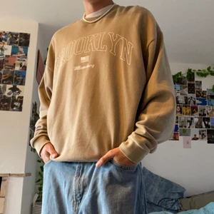Vintage swatshirt - Vintage oversized swatshirt. Grymt skick. Biege färg, bra passform. Skriv vid intresse/ fler bilder :)