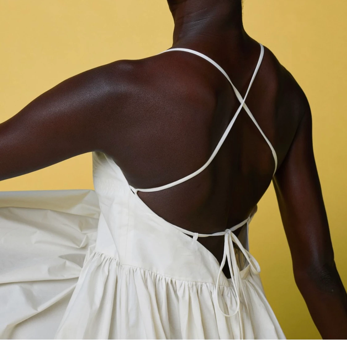 Vit klänning med djup rygg - 91