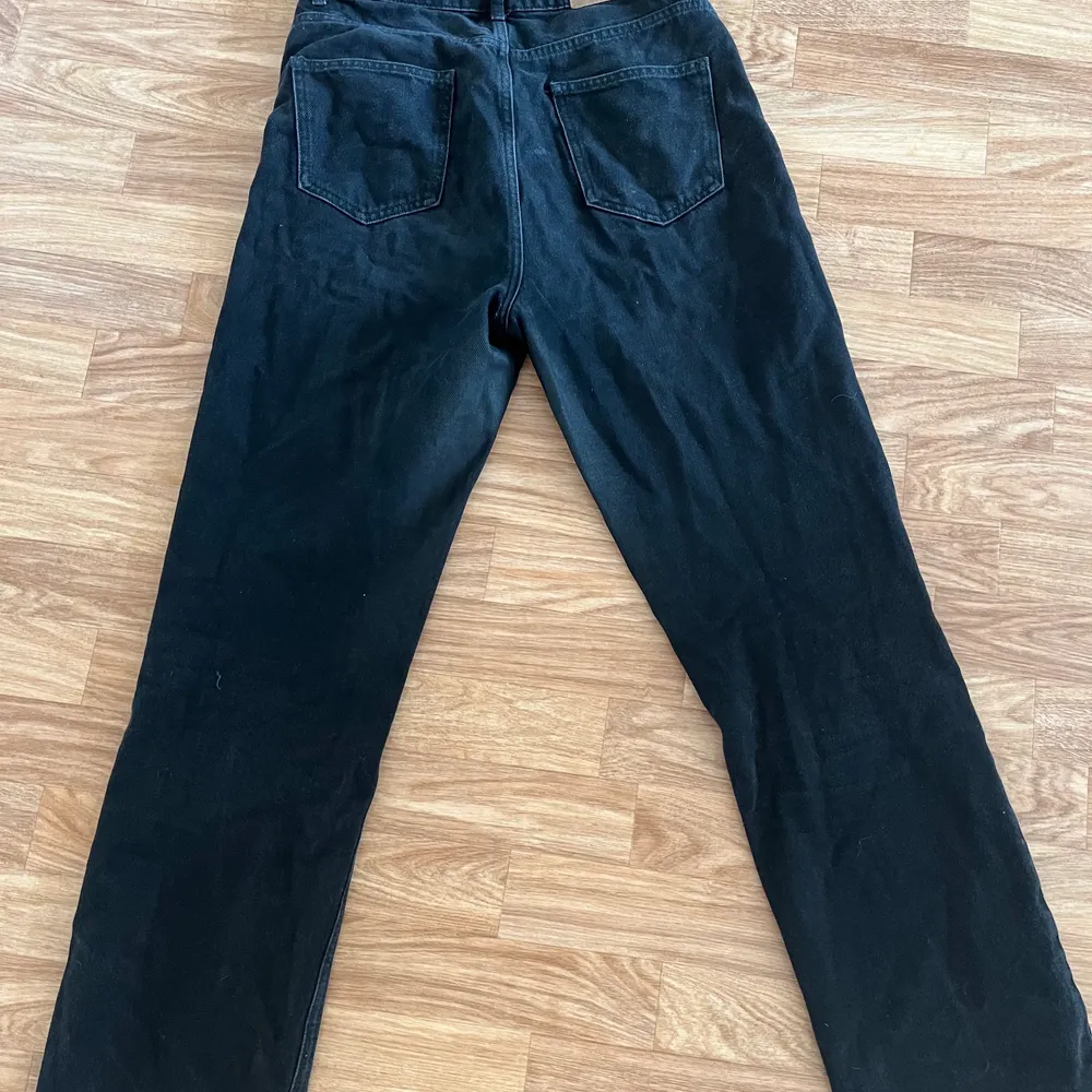 Säljer dessa skitsnygga jeans då dom tyvärr inte passar längre. Rak passform från NAKD! . Jeans & Byxor.