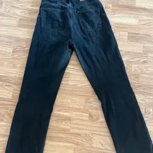 Säljer dessa skitsnygga jeans då dom tyvärr inte passar längre. Rak passform från NAKD! 