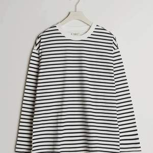 Säljer denna randiga tröja från Gina tricot för den kommer ej till användning💕 köptes för 229kr 