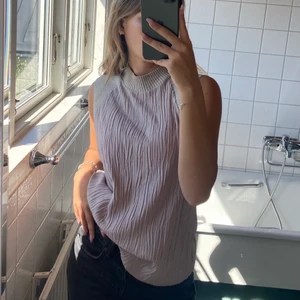 Tröja  - As snyggt linne ifrån Zara,knappt använd så i jätte fint skick. Så så så skön men kommer inte till användning..tryck inte på ”köp nu” utan skriv till mig först🥰🥰