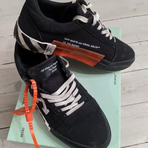 OFF-WHITE sneakers i storlek 38 - Säljer nu mina sneakers från OFF-WHITE i storlek 38. Nypris 3500kr på Miinto.
