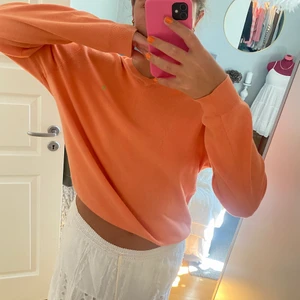 Tröja - En orange långärmad ifrån Ralph Lauren. Storlek M men lite stor i storleken🧡🧡