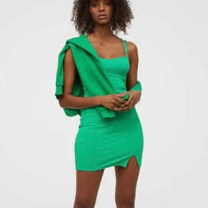 Klänning  - Superfin grön klänning köpt förra sommaren i storlek xxs men väldigt stretchig i materialet så bör passa även xs/s! Sparsamt använd!:)