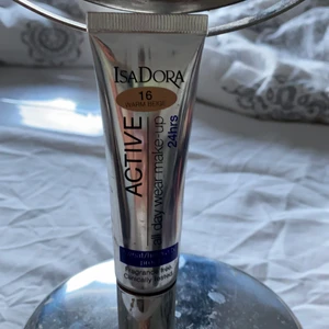 Isadora foundation  - Helt ny inte ens använd då jag köpt fel färg för min hud typ men den e jätte bra och fint skick