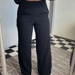 Helt nya kostymbyxor! Storlek xs/s - Helt nya kostymbyxor från Only, storlek xs/s!
