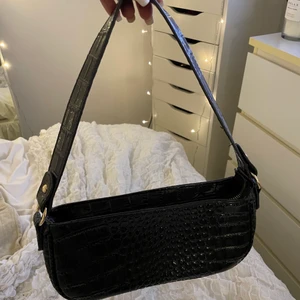 Väska  - Säljer min superfina svarta väska med gulddragkedja. Använd ett fåtal gånger och är i fint skick. Finns att hämtas eller fraktas.💕💕