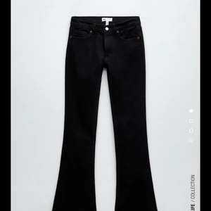 Jeans  - Säljer dessa ”Jeans Low Rise Flare” Jeansen från Zara! Sjukt snygga men är tyvärr lite för stor för mig.Jag är 172 cm och dom är perfekt i längden på mig!✨✨ Ny pris 400kr säljer för 280krkr+80kr i frakt!❤️Dom är oanvända och har ändas testa dom på❤️