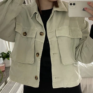 Zara Jeansjacka - Grön jeansjacka från Zara i storlek XS. Fint skick och perfekt nu till höst/vår!❤️ (lånade bilder men kan fota om ni vill se!!) 