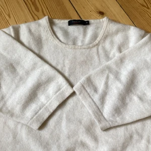 Kashmir tröja - Stickad T-shirt i 100% kashmir🥰 storlek M men mer som S. köparen står för frakten! ❗️ANVÄNDER EJ KÖP NU FUNKTIONEN❗️