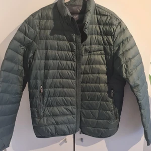 Massimo Dutti jacka - vår/sommar/höst - Fin vår/sommar/höst dunjacka, använt skick.  Mörk grön.  Nypris 1500