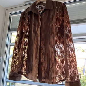 skjorta - söt brun skjorta som inte kommer till användning, jättebra skick 💕 ryggen är bara spets och i fram är det en liten del som inte är de 💕 från humana. de står att de är storlek xxxl men skulle mer säga en S😅