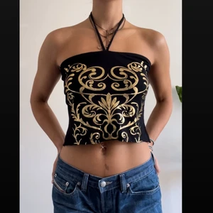 Halterneck-topp - Superbekväm halterneck-topp med coolt guld-glansigt mönster. Har klippt den så den sitter snyggt som magtröja🤞🔒