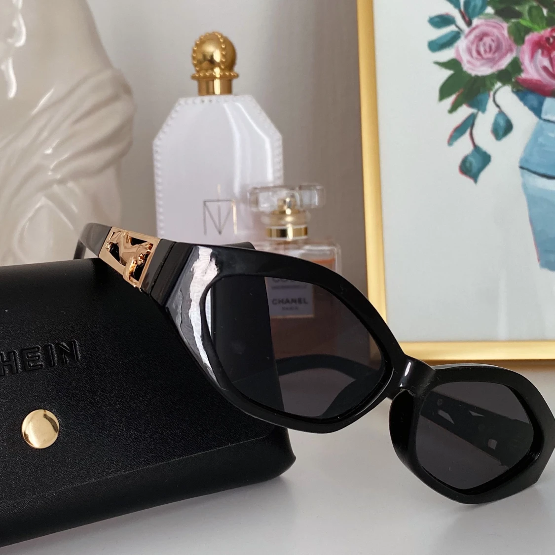 Solglasögon med gulddetaj  - 91