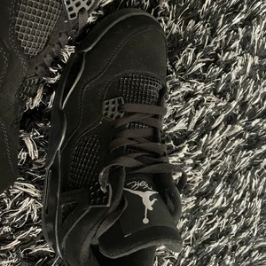 Jordan 4s blackcat - Köpta för 2300 från England, för stora för mig så kan tyvärr inte använda de har dock haft på mig de runt 3 gånger. Storlek 42 och kan gå ner vid snabbaffär.