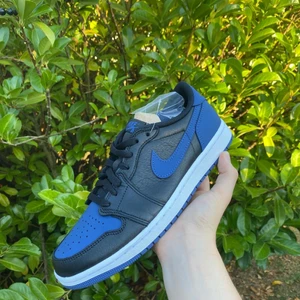 Jordan 1 low mystic navy  - Jordan 1 low mystic navy  - storlek 42  - skick 10/10 NYA  - pris 1599kr exklusive frakt 🚚 (retail pris)  Kontakta vid fler bilder eller andra funderingar. 