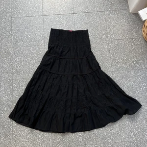 Indiska långkjol  - Drömmigaste svarta kjolen från Indiska. Tyvärr har den blivit utstretchad så den passar inte mig :((( Passar storlek M-L då den är stretchig🥰 Har även superfina blomdetaljer och två ränder av små trådbollar😍 Inte alls genomskinlig! 