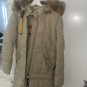 Parajumper jacka  - Parajumper vinterjacka dam, storlek M. Passar mig som har 36/38. 