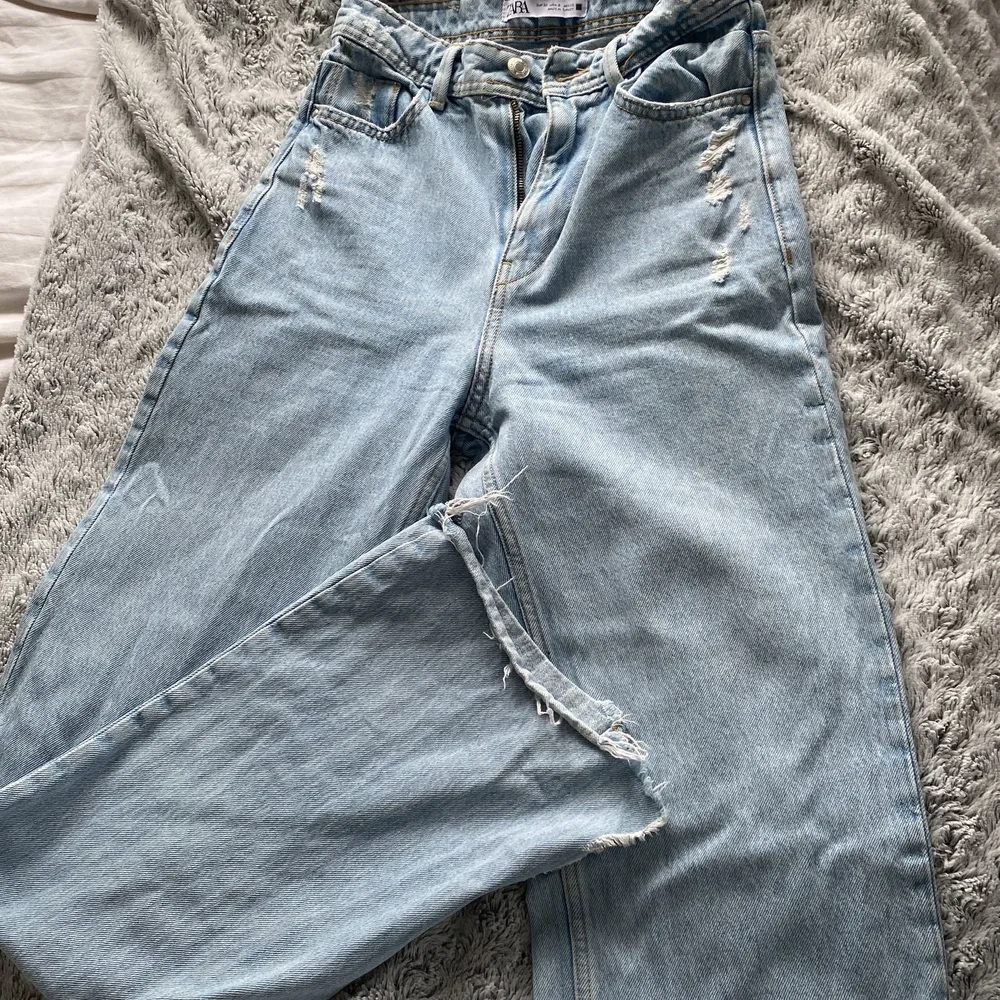 Säljer mina favoritjeans ifrån zara då dom blivit för små. Har klippt längden själv och dom går till golvet på mig som är 165cm. . Jeans & Byxor.