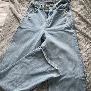 Zara jeans - Säljer mina favoritjeans ifrån zara då dom blivit för små. Har klippt längden själv och dom går till golvet på mig som är 165cm. 