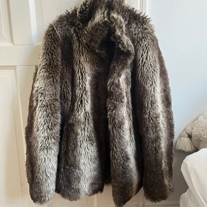 Pälsjacka  - Så fin pälsjacka som sitter jättebra! 