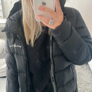 sail racing jacka - svart sail racing jacka, storlek 170. köpt för 3000, kolla sista bilden därav priset! knappt använd 