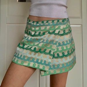 Mönstrad kjol - Lågmidjad omlottkjol, köpt secondhand 