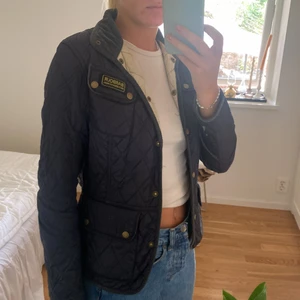 Barbour jacka  - Säljer min systers gamla barbourjacka. Använd men fortfrande i bra skick, endast en fläck på underarmen annars bra skick på utsidan. Köpt för ca 2000kr