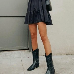 Stradivarius boots - Ett par cowboy boots ifrån Stradivarius. Passar perfekt till nu till hösten med en snygg outfit! (Endast använda ett få tal gånger , och är som nyskick.)  köp direkt för 600 kr  Spårbarfrakt 69 kr 🍁🧚‍♀️