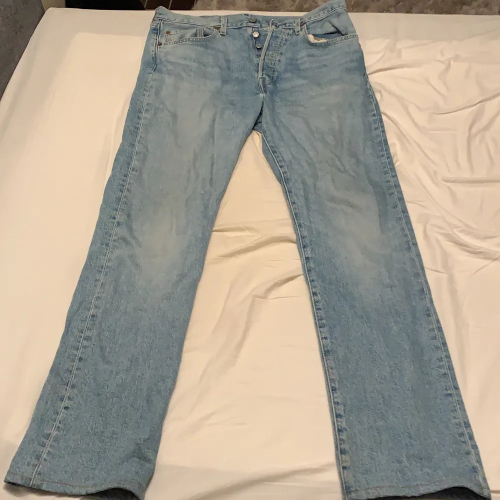 Ljusblåa raka jeans. Levis 501. W32 L34. Dom är uppsydda så dom passar storlek L32. . Jeans & Byxor.