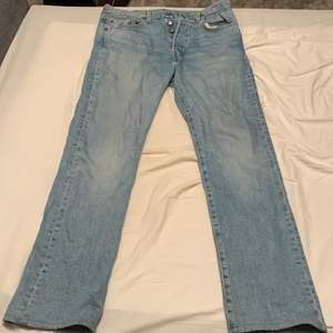 Ljusblåa raka jeans. Levis 501. W32 L34. Dom är uppsydda så dom passar storlek L32. 