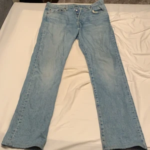 Levis 501  - Ljusblåa raka jeans. Levis 501. W32 L34. Dom är uppsydda så dom passar storlek L32. 