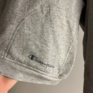 Champion hoodie - Vintage Champion hoodie med dragskedja. Storlek S. Passformen är något croppad. 