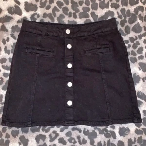 Svart jeanskjol  - Bra material och sitter väldigt bra💞 hör av er vid frågor eller bilder. Pris kan diskuteras