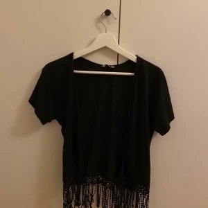 Svart kofta - Använd typ en gång. Har även en i vit om det önskas💞 en för 100 och båda för 150! Storleken är onesize så passar alla