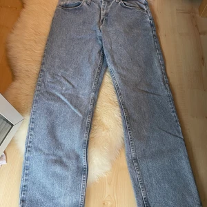 Wrangler jeans - Lite lång för mig som är 156 cm, fin färg. Mycket bekväma.