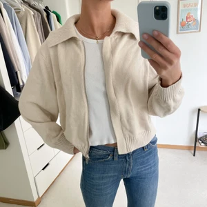 Kofta Cos - Säljer stickad kofta från COS. Färgen är ljus ljus beige (går lite åt den grå/rosa tonen). Fint stickat material, 100% bomull. Endast använd 2-3 gånger så är i nyskick.  Koftan är i storlek L (väldigt liten i storleken) är mer en större S. Jag är 170cm