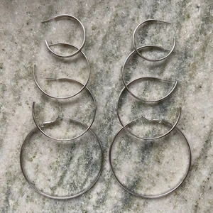 Örhängen  - 4 par hoops som aldrig är använda! Möts i Stockholm eller skickar mot fraktkostnad 💕