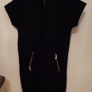 Kläning - Kort kläning i varmt material. Inga fläckar behöver dock avnopras