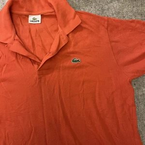 Lacoste piké  - Stark färg. Storlek 5, motsvarar ca L skulle jag säga. Använt som oversize
